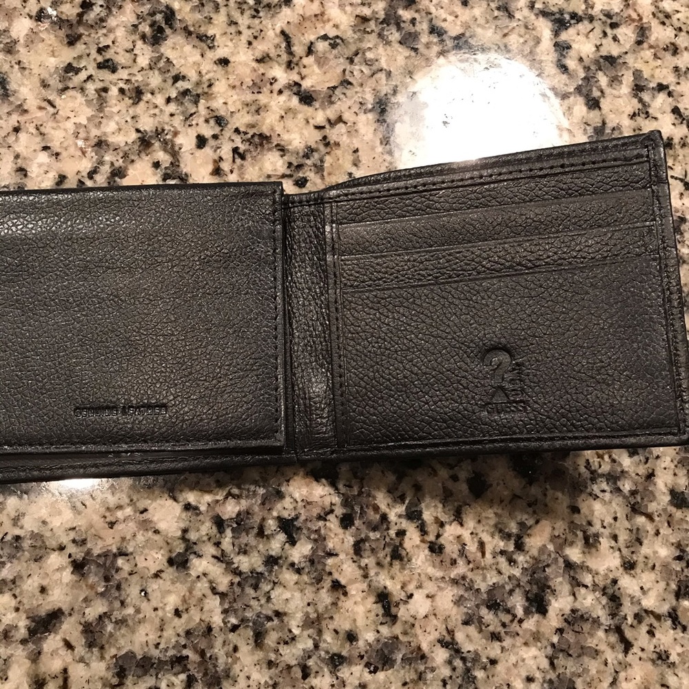 Guess Wallet - Picture 2 of 5